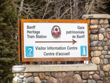 Banff, Alberta, Kanada. 10 Aralık 2024. Banff 'ta bir Kanada Pasifik Tren İstasyonu tabelası. İki katlı, el sanatları tarzı bir tren istasyonu. 1910' da inşa edilmiş..