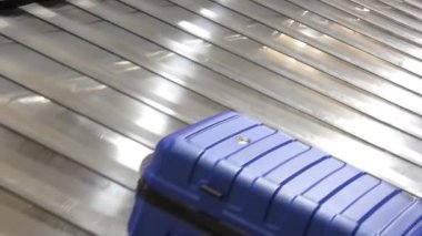 Calgary, Alberta, Kanada. 24 Kasım 2024. Calgary Uluslararası Havaalanı 'ndaki bagaj taşıma bandı boyunca bavul süzülüyor, tahsil için hazır..