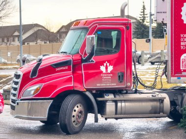 Calgary, Alberta, Kanada. 10 Aralık 2024. Bayram ışıklarıyla süslenmiş Coca-Cola dağıtım kamyonu..