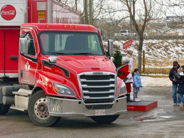 Calgary, Alberta, Kanada. 14 Aralık 2024. Coca-Cola markalı bir nakliye kamyonu. Bayram temalı bir araç, şenlik tasarımı ve 