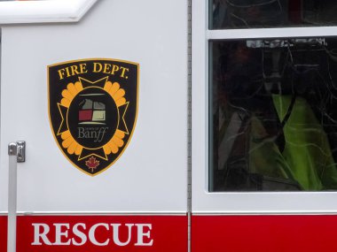 Banff, Alberta, Kanada. Aralık 18, 2024. Beyaz itfaiye aracının yanında 