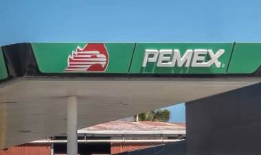 Los Cabos, B.C.S., Meksika. Aralık 18, 2024. Bir Pemex benzin istasyonu. Üzerinde sembolik kartal logosu olan belirgin yeşil ve beyaz bir markanın olduğu bir gölgelik..