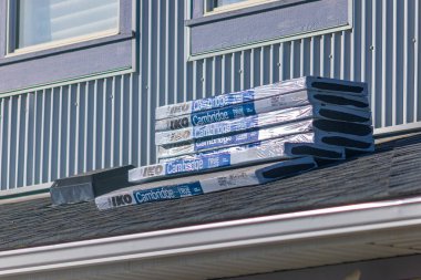 Calgary, Alberta, Kanada. 27 Ocak 2025. Yeni çatı malzemeleri, uzun süreli koruma sağlamaya ve evin kaldırımını genişletmeye hazır bir konutta kurulum bekliyor..