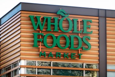 Victoria, British Columbia, Kanada. 10 Şubat 2025. Whole Foods Market 'in önde gelen tabelalarıyla markanın modern mimari ortamda doğal ve organik gıdalara odaklandığını gösteriyor..