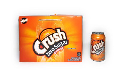 Calgary, Alberta, Kanada. 25 Şubat 2025. 12 paket Crush Sıfır Şeker Portakallı soda beyaz arka planda tek bir kutunun yanında sergileniyor ve ürün ambalajını gösteriyor..
