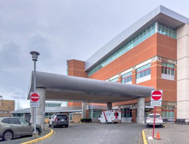 Calgary, Alberta, Kanada. Mar 1, 2025. Royal Jubilee Hastanesi 'nin Victoria, BC' deki acil girişi örtülü sürüş altında bir ambulans ve polis aracıyla yakalandı. İmza erişimi kısıtlıyor