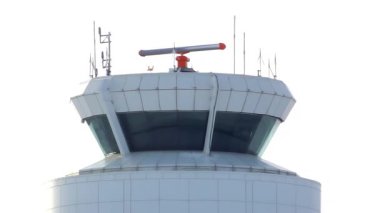 Calgary Uluslararası Havalimanı kontrol kulesine yakın çekim, turuncu radarlı hafif açılı, parlak bir gökyüzüne ayarlı..