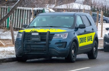 Calgary, Alberta, Kanada. Mar 13, 2025. Önünde ve yanında 