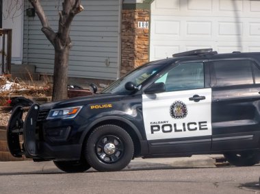 Calgary, Alberta, Kanada. 12. kat, 2025. Calgary Polis SUV, konut caddesinde park halinde, kısmi ev manzaralı, güneşli bir gün.