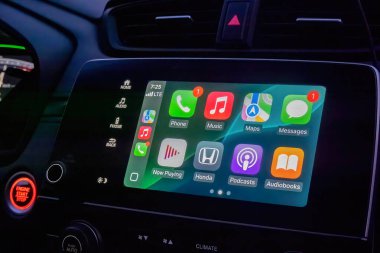 Calgary, Alberta, Kanada. 23 Aralık 2025. Bir Honda CR-V 'nin Apple Carplay' i gösteren, canlı, kullanıcı dostu bir arayüz üzerinde çeşitli uygulama simgeleri gösteren bilgi işleme sisteminin yakın çekimi..