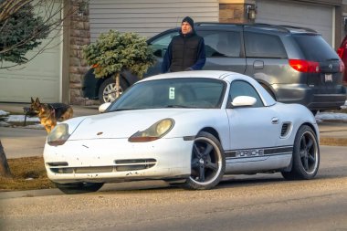 Calgary, Alberta, Kanada. 23 Aralık 2025. Beyaz bir Porsche Boxster konut sokağına park etmiş..