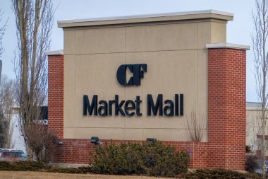 Calgary, Alberta, Kanada. 23 Aralık 2025. Market Mall 'ın sokak seviyesinde, bulutlu bir gökyüzünün altında, tuğla ve sıva mimari unsurlarla kendine özgü 