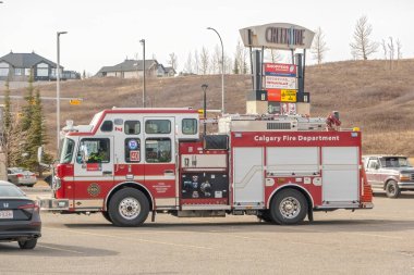 Calgary, Alberta, Kanada. 25 Aralık 2025. Calgary İtfaiye Departmanı 'ndan bir itfaiye aracı ticari bir meydanda park etmiş. Kırmızı ve beyaz acil durum aracı 