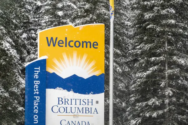 Kootenay, British Columbia, Kanada. 31 Aralık 2025. Karlı bir manzara, Britanya Kolumbiyası 'na hoş geldin tabelasına yakın bir çerçeveye bürünür. Karla kaplı her yer, dünyanın en güzel yeri diye övünür..