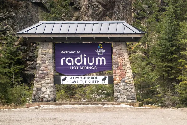 Radyum, British Columbia, Kanada. 31 Aralık 2025. Radyum Kaplıcaları tabelasına hoş geldiniz. İçlerinde 