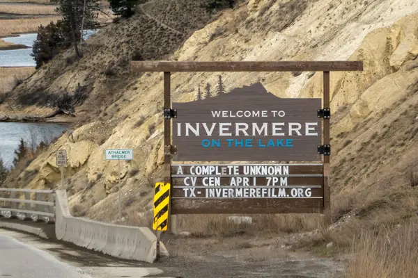 Invermere, British Columbia, Kanada. 31 Aralık 2025. Göl tabelasındaki Invermere 'e Hoşgeldiniz tabelası kayalık bir yamaçta duruyor. 