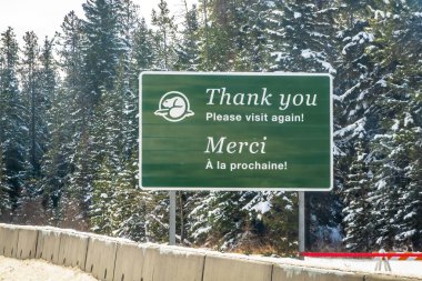 Kootenay, British Columbia, Kanada. 2 Nisan 2025. İngilizce ve Fransızca kunduz grafikli bir 