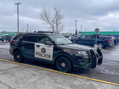 Calgary, Alberta, Kanada. 4 Nisan 2025. İşaretli bir Calgary Polis Servisi SUV, Superstore 'da kapalı bir günde park edilmiş bir araç. Arka planda diğer araçlar görünür..