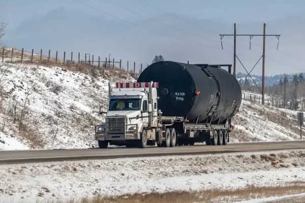 Banff, Alberta, Kanada. 4 Nisan 2025. Beyaz bir SST kamyonet, 