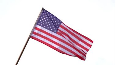 Amerika Birleşik Devletleri bayrağı, on üç yatay kırmızı ve beyaz şeritli ve kantonda elli beyaz yıldız içeren mavi dikdörtgen, parlak bir gökyüzüne doğru sallanmaktadır..
