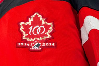 Calgary, Alberta, Kanada. 8 Nisan 2025. Yakın plan bir Hockey Canada 'yı kırmızı bir formanın üzerinde 