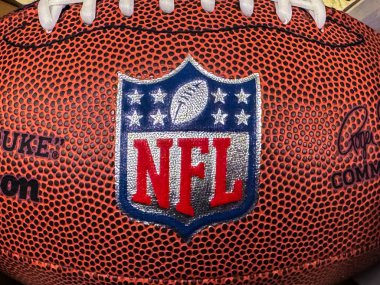 Calgary, Alberta, Kanada. 8 Nisan 2025. Ayrıntılı bir yakın plan NFL futbol topunun desenli yüzeyini ve kalkan logosunun belirgin bir şekilde görüntülenişini gösterir.