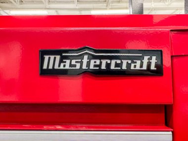 Calgary, Alberta, Kanada. 8 Nisan 2025. Kırmızı bir alet çantasının çekmecesi yakın plan siyah bir Mastercraft logosu içeriyor. Çekmecenin altında gümüş bir kol var..