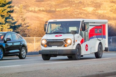 Calgary, Alberta, Kanada. 10 Nisan 2025. Modern bir Canada Post dağıtım kamyonu otoyol boyunca posta ve paketleri etkili bir şekilde bölge genelinde taşır..