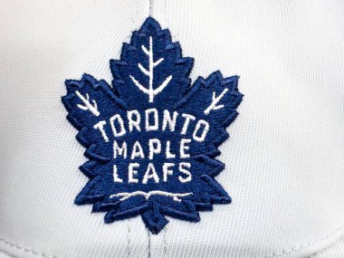 Calgary, Alberta, Kanada. 10 Nisan 2025. Toronto Maple Leafs logosunun yakın çekimi, beyaz işlemeli 