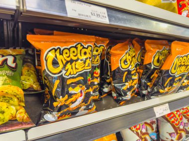 Calgary, Alberta, Kanada. 10 Nisan 2025. Lotte Cheetos 'lu bir raf Tatlı Baharatlı Lezzet 178 g Kore atıştırmalıkları.
