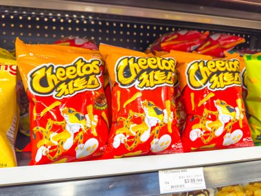 Calgary, Alberta, Kanada. 10 Nisan 2025. Lotte Cheetos 'lu bir raf Smokey BBBQ - Kore versiyonu