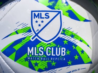 Calgary, Alberta, Kanada. 10 Nisan 2025. Adidas MLS Kulübü 'nün yakın plan görüntülerinde, beyaz arka planda MLS logosu ve dinamik mavi ve yeşil tasarımı sergilenmektedir.