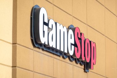Calgary, Alberta, Kanada. 13 Nisan 2025. Bir GameStop mağazasının yakın çekimi. Üzerinde beyaz ve kırmızı harfler var..