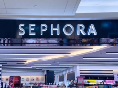 Calgary, Alberta, Kanada. 16 Nisan 2025. Parlak ışıklı bir SEPHORA mağaza levhası üzerinde beyaz harflerle siyah bir arkaplan üzerinde güzellik perakendecisinin girişinin üzerinde yer alan.