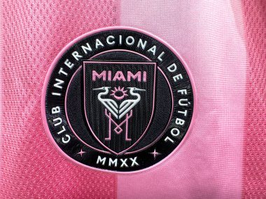 Calgary, Alberta, Kanada. 16 Nisan 2025. Pembe bir formanın üzerindeki Miami CF logosunun yakın çekimi. Dairesel armada takım adı, stilize balıkçıllar ve 