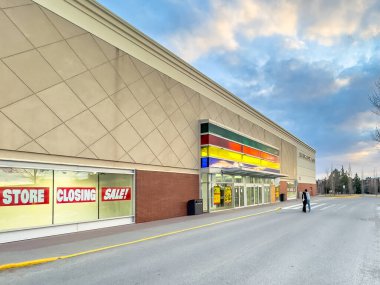 Calgary, Alberta, Kanada. 16 Nisan 2025. Geniş açı, bulutlu bir gökyüzünün altında, penceresinde belirgin bir şekilde sergilenen STORE Kapanış Satışları tabelası olan Hudsons Körfezi perakende binasını gösteriyor..