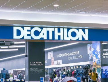 Calgary, Alberta, Kanada. 16 Nisan 2025. Perakende mağazasının girişinde mavi arka planda beyaz harfli parlak ışıklı bir DECATHLON mağaza tabelası..