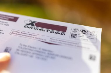 Calgary, Alberta, Kanada. 18 Nisan 2025. Federal seçim için Kanada resmi seçim kartının yakın plan çekimi..