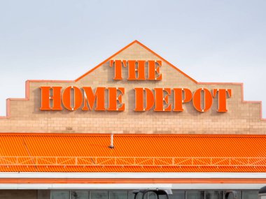 Calgary, Alberta, Kanada. 18 Nisan 2025. Tanınmış turuncu Home Depot logosu ve tabelaları perakende binasının dış tarafında sergilenmektedir..