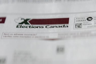 Calgary, Alberta, Kanada. 30 Nisan 2025. Logo ve posta damgalarının vurgulandığı resmi Seçim Kanada belgesinin yakın çekimi, seçmen kayıt ayrıntılarına odaklandı.