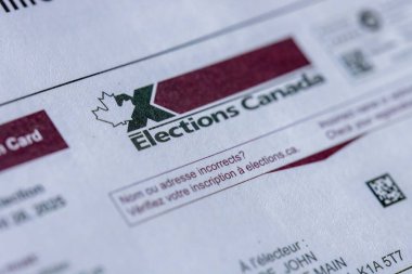 Calgary, Alberta, Kanada. 25 Nisan 2025. Resmi bir Seçim Kanada belgesinin yakın plan çekimi, dokulu bir kağıt yüzeyindeki logo ve kayıt bilgilerini vurguluyor.
