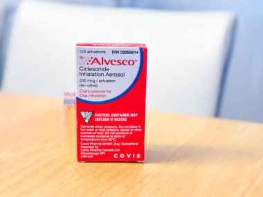 Calgary, Alberta, Kanada. 29 Nisan 2025. Ağızdan solumak için kırmızı ve beyaz bir kutu Alvesco Ciclesonide Inhalation Aerosol (200 mcg Actuation) ve 120 aktivasyon içerir..
