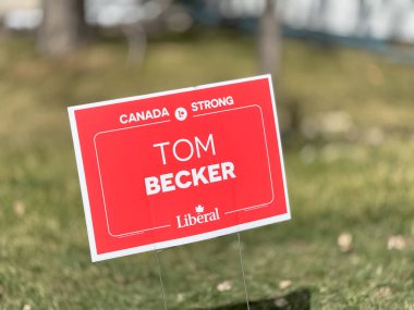 Calgary, Alberta, Kanada. 24 Nisan 2025. Beyaz bir Siemens oda sıcaklığı sensörü, açık bej bir duvara monte edilmiş. Ekranda 23.1C ve artı eksi düğmeleri var..