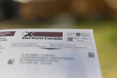 Calgary, Alberta, Kanada. 25 Nisan 2025. Kanadalı Seçim postasının yakın plan çekimi, seçmen kayıt bilgilerinin altını çizmek, posta ayrıntıları ve seçimlerle ilgili talimatlar.