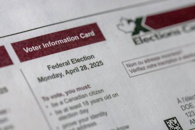 Calgary, Alberta, Kanada. 24 Nisan 2025. Kanada Seçimlerinden Seçmen Bilgi Kartı 'nın yakın plan çekimi, yaklaşan federal seçimler için ayrıntıları vurguluyor.