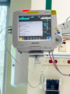 Calgary, Alberta, Kanada. 25 Nisan 2025. Bir Philips IntelliVue MP30 hasta monitörü, bir klinikte menü seçenekleri ve bağlı kablolarla birlikte 92 ve 135 'lik kalp atış hızı ve SpO2 gibi hayati belirtileri gösterir..
