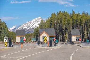 Jasper, Alberta, Kanada. 5 Mayıs 2025. Ulusal Park 'ta üç küçük park kapısı ve iki 
