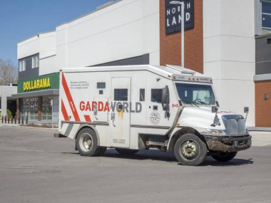 Calgary, Alberta, Kanada. 4 Mayıs 2025. Bir GardaWorld zırhlı kamyonu Calgary, Alberta 'da park halinde. Arka planda bir Dollarama mağazası görünür.