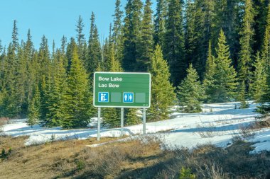 Jasper, Alberta, Kanada. 5 Mayıs 2025. Tuvalet sembollerinin yanında 