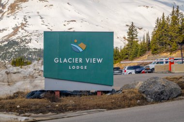 Jasper, Alberta, Kanada. 5 Mayıs 2025. Büyük yeşil bir tabelada 